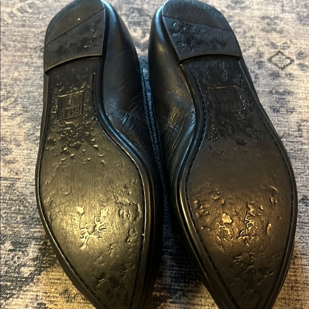 Frye Carson Black Leather Flats - Picture 4 of 5